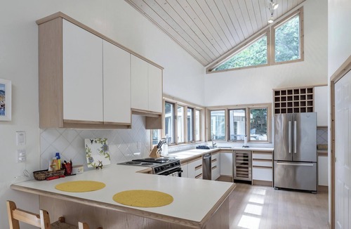 Port Carling Cottage | 5 bed 3 bath cottage on Lake Muskoka + Boathouse with a loft