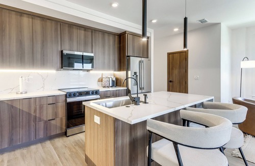 Bentonville - Fayetteville House | 5 Mi to Walmart AMP: Modern Townhome w/Yard!