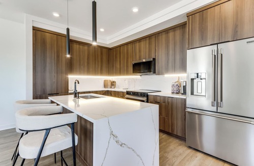 Bentonville - Fayetteville House | 5 Mi to Walmart AMP: Modern Townhome w/Yard!
