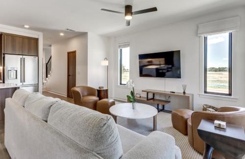 Bentonville - Fayetteville House | 5 Mi to Walmart AMP: Modern Townhome w/Yard!