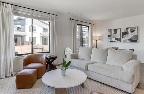 Bentonville - Fayetteville House | 5 Mi to Walmart AMP: Modern Townhome w/Yard!