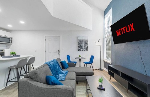 Dallas Apartment | 5 Min to Love Field | Gated+Guard | 2BR | Parking
