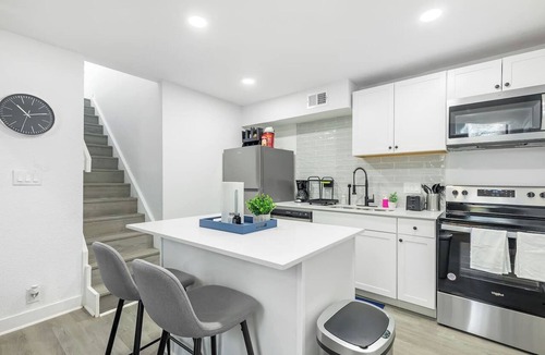 Dallas Apartment | 5 Min to Love Field | Gated+Guard | 2BR | Parking