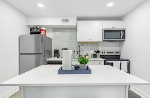 Dallas Apartment | 5 Min to Love Field | Gated+Guard | 2BR | Parking
