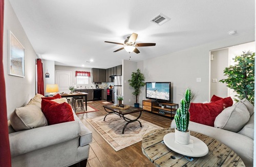 Willis House | 5 Mins to Lake Conroe & I-45, Unwind & Explore