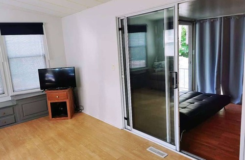 Sherkston Cottage | 5 minutes from beach, 3 minutes from playground & swimming pool & front gate