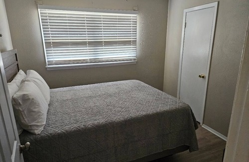 Lubbock House | 5 minutes from Tech/UMC/book a quaint 3 bedroom home w/wifi and laundry