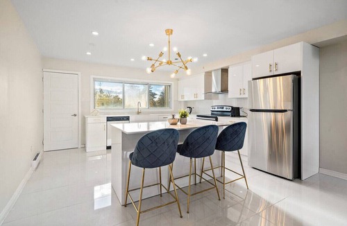 Cote-Saint-Luc Apartment | 5bdr Luxurious Apartment|2 Bathrooms | Sleeps 10