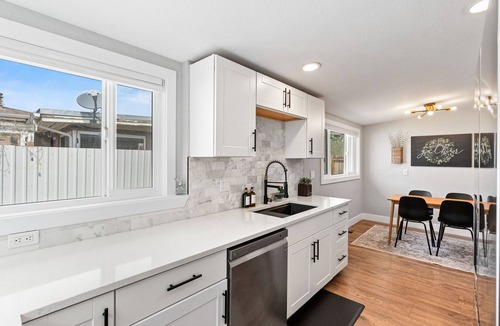 Ruby Hill House | 5Bed/2Bath, 2 Kitchens, 2 Living Rooms, Home Office, Pet-Friendly, AC