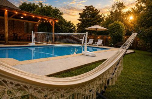 DeSoto Villa | 5BR Pool Villa Water Volleyball Cinema 20 mins from Dallas
