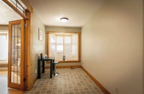 Mono House | 5BR Riverfront Retreat w/Firetable, BBQ, and Deck
