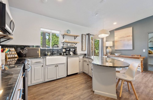Central Oklahoma City House | 5BR sleeping 14 with a hot tub — built for teams and big groups. #MD