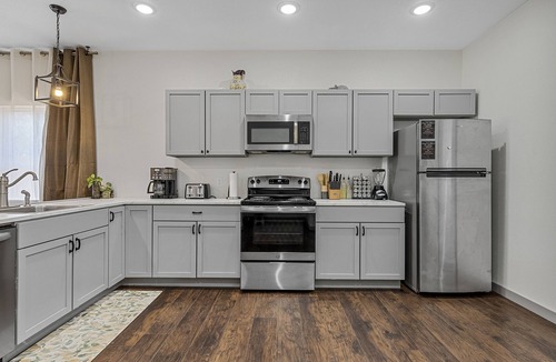 Waco House | 5th St Getaway w Sauna Hot tub Firepit & Game Room