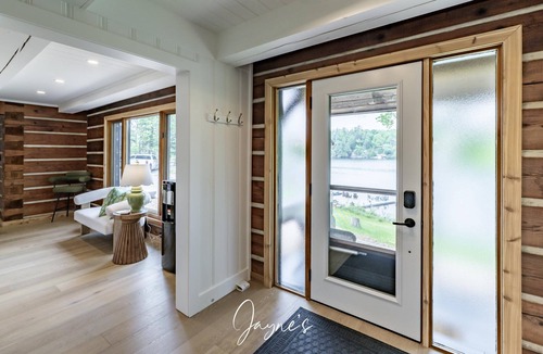 Seguin Cottage | 6 bed 3 bath cottage on Lake Joseph - sandy beach with all-day-sun!