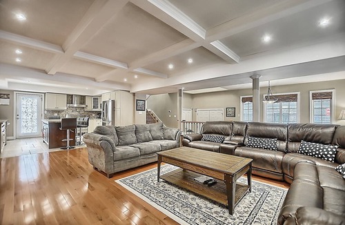 Alcona House | 6 Bedroom Large Family Home near Lake Simcoe & Innisfil Beach - Patio & BBQ