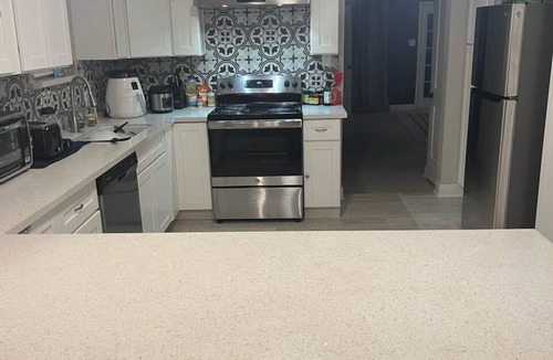 Groves House | 6 BRs Spacious Charming House, Great Neighborhood