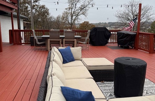 Eufaula House | 6 Oaks Overlook is a spacious 5-bedroom house with stunning lake views & access.