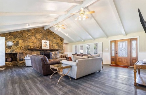 Cedar Hill House | 607 B North Duncanville · Comfortable Home With Large Backyard & Pool