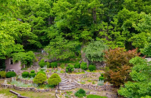 Eureka Springs Historic District Villa | 66 Center - The Studio