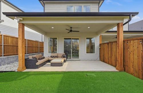 Dallas House | 6BR 2 Homes | Near Downtown & UTSW, Patio, Garage.
