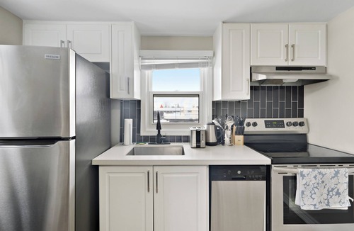 Niagara Falls House | 6BR Family Escape – Separate Floors, 5 Min to Fallsview | Free Parking + Wine