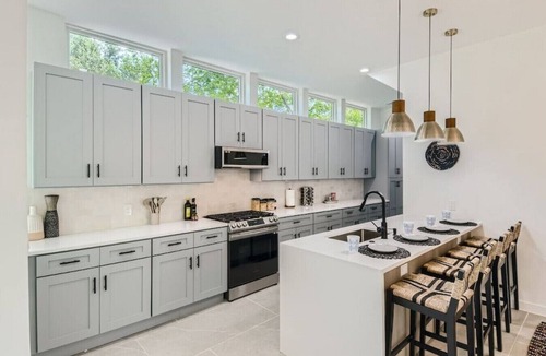 Austin House | 7 BDRM Compound DT Austin I Clubhouse I Pools Available I SXSW Top Spots!