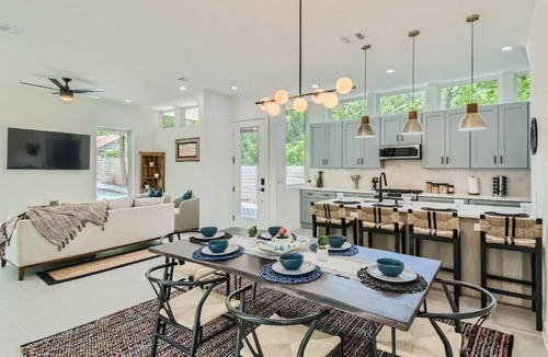 Austin House | 7 BDRM Compound DT Austin I Clubhouse I Pools Available I SXSW Top Spots!