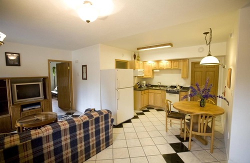 College Bed & Breakfast | 7 Gables Inn & Suites