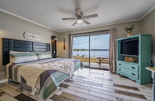 Hot Springs Hotel | #7 Main Channel - King Room (adjoining)