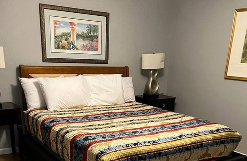 Whitehaven House | 7BA Chic Rancher Near Graceland and Airport Sleeps 30