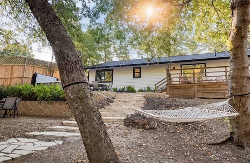 Parker Lane House | 8 Beds | Pool | Hottub | Large Backyard Oasis