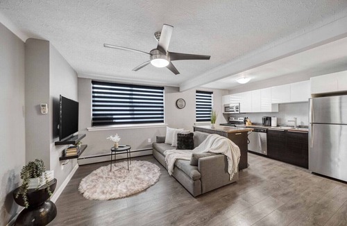 Niagara Falls Apartment | 8 KING Bed, Comfy Sofa, Close To Attractions