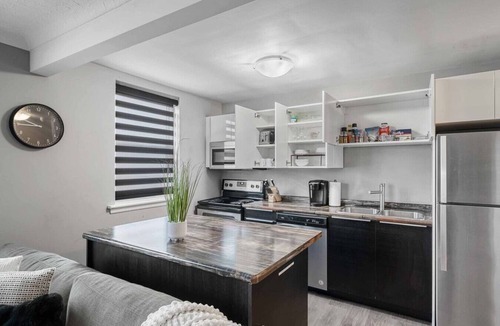 Niagara Falls Apartment | 8 KING Bed, Comfy Sofa, Close To Attractions