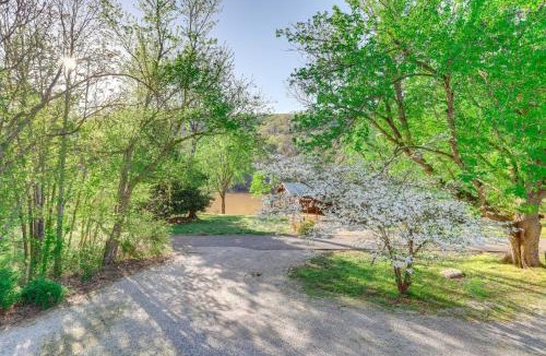 Boswell House | 8 Mi to Ozark Folk Center: Home w/Hot Tub & Deck