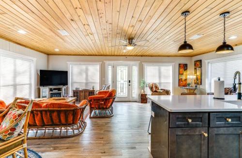 Boswell House | 8 Mi to Ozark Folk Center: Home w/Hot Tub & Deck