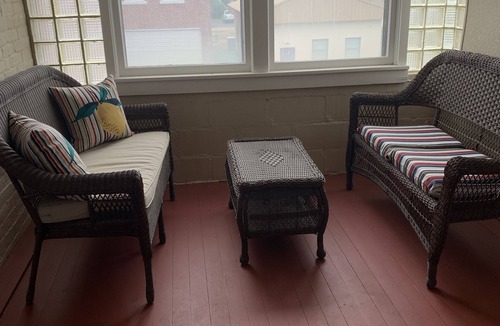 Oregon Apartment | A 3-bedroom 2nd floor atop local diner.