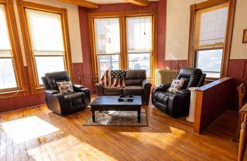 Oregon Apartment | A 3-bedroom 2nd floor atop local diner.