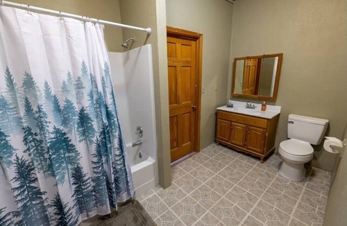 Oregon Apartment | A 3-bedroom 2nd floor atop local diner.
