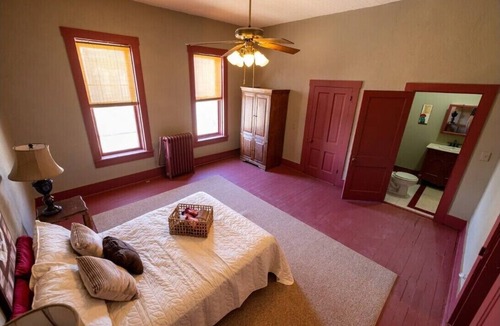 Oregon Apartment | A 3-bedroom 2nd floor atop local diner.
