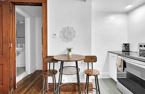 Downtown Des Moines Apartment | A convenient Downtown studio retreat built for traveling professionals, business trips, and extended stays.