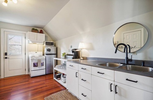 Strathcona Apartment | A Cozy Loft in the Heart of Hamilton