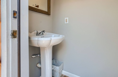 Memorial City House | A Must See - 3 bed Home w/ Pool & backyard lounge - Minutes from City Center