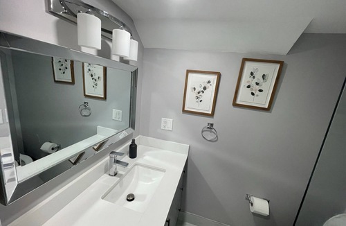 Milton House | A Private Basement Studio Unit with King bed