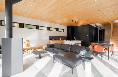 Sainte-Adele Ski Chalet | A unique atmosphere, where every moment is enjoyed with comfort and serenity.