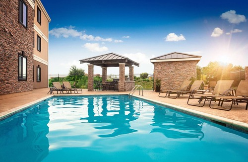 White Settlement Apartment | Accessible 1BR Suite With Tub | Daily Breakfast!