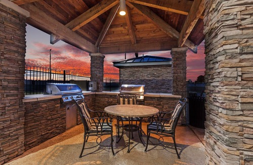 Fort Worth Apartment | Accessible 2BR w/Roll-In Shower & Breakfast