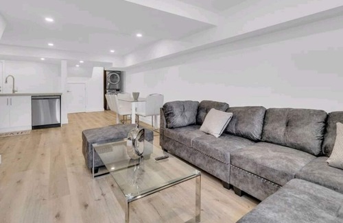 Toronto House | Adorable 2 bedroom place with parking spot