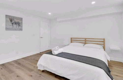 Toronto House | Adorable 2 bedroom place with parking spot