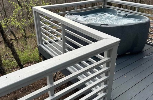 Eureka Springs Cabin | Adventure Cabin 4 with King Bed