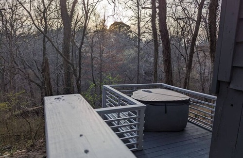 Eureka Springs Cabin | Adventure Cabin 4 with King Bed